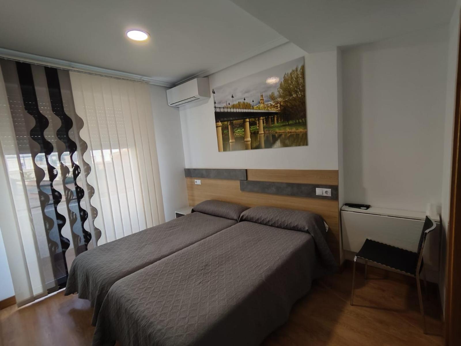 Hostal Rioja Condestable โลโกรโญ ภายนอก รูปภาพ