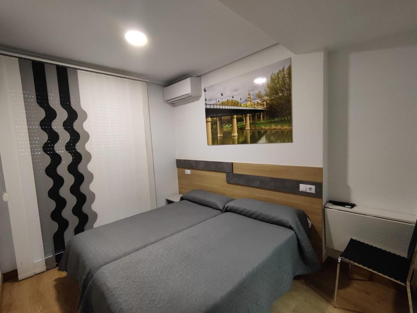 Hostal Rioja Condestable โลโกรโญ ภายนอก รูปภาพ